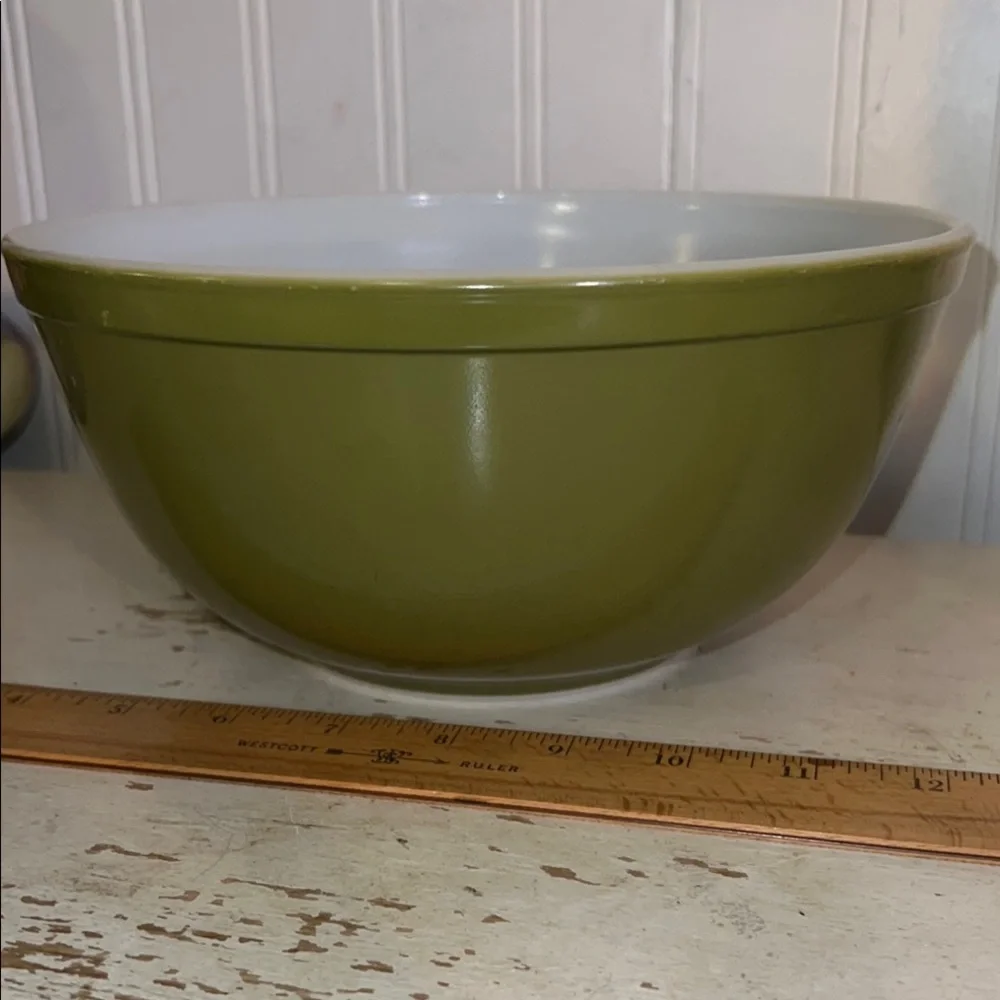 Pyrex 403 2.5 qt Olive Green Mixing Bowl